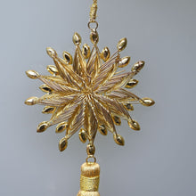 Lade das Bild in den Galerie-Viewer, Goldene Quaste mit Stern Weihnachtsbaumschmuck Kunsthandel Rueckeshaeuser
