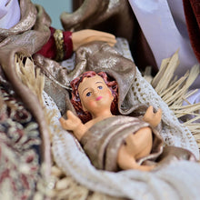 Lade das Bild in den Galerie-Viewer, Große heilige Familie im Stil neapolitanischer Krippenfiguren Weihnachtsdekoration Kunsthandel Rueckeshaeuser

