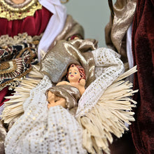 Lade das Bild in den Galerie-Viewer, Heilige Familie im Stil neapolitanischer Krippenfiguren Weihnachtsdekoration Kunsthandel Rueckeshaeuser
