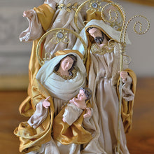 Lade das Bild in den Galerie-Viewer, Heilige Familie mit Engel im Stil neapolitanischer Krippenfiguren Weihnachtsdekoration Kunsthandel Rueckeshaeuser

