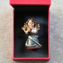 Lade das Bild in den Galerie-Viewer, Herzengel mit Horn in Geschenkbox, zum Stellen Weihnachtsbaumschmuck Kunsthandel Rueckeshaeuser
