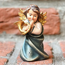 Lade das Bild in den Galerie-Viewer, Herzengel mit Horn, zum Stellen Weihnachtsbaumschmuck Kunsthandel Rueckeshaeuser
