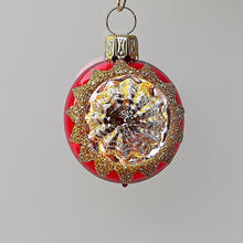 Lade das Bild in den Galerie-Viewer, Kleine, mundgeblasene Reflexkugel / rot glänzend / 4 cm Mundgeblasene Weihnachtskugel Kunsthandel Rueckeshaeuser
