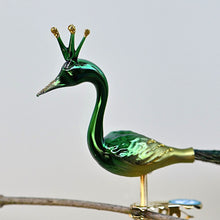Lade das Bild in den Galerie-Viewer, Kleiner Pfau mit Krone  / matt grün, dunkelgrün glänzend Mundgeblasener Weihnachtsschmuck Kunsthandel Rueckeshaeuser
