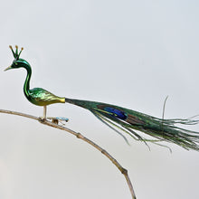 Lade das Bild in den Galerie-Viewer, Kleiner Pfau mit Krone  / matt grün, dunkelgrün glänzend Mundgeblasener Weihnachtsschmuck Kunsthandel Rueckeshaeuser
