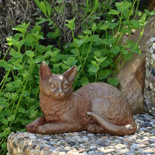 Lade das Bild in den Galerie-Viewer, Kleines Kätzchen aus Gusseisen Gartendekoration Kunsthandel Rueckeshaeuser
