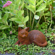 Lade das Bild in den Galerie-Viewer, Kleines Kätzchen aus Gusseisen Gartendekoration Kunsthandel Rueckeshaeuser
