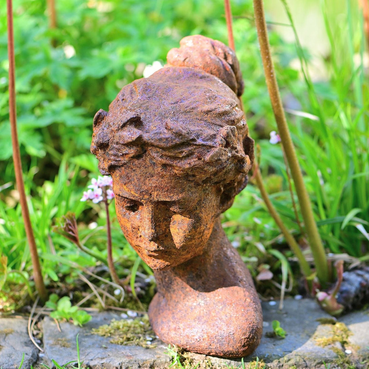 Kopf einer jungen Frau Gartendekoration Kunsthandel Rueckeshaeuser