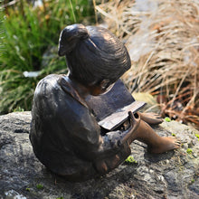 Lade das Bild in den Galerie-Viewer, Lesendes Mädchen aus Bronze Gartendekoration Kunsthandel Rueckeshaeuser
