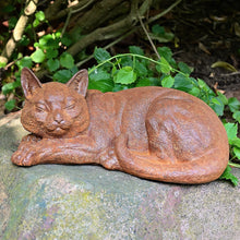 Lade das Bild in den Galerie-Viewer, Liegende Katze Gartendekoration Kunsthandel Rueckeshaeuser
