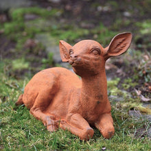 Lade das Bild in den Galerie-Viewer, Liegendes Kitz aus Gusseisen, Kopf rechts Gartendekoration Kunsthandel Rueckeshaeuser
