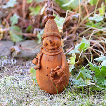 Lade das Bild in den Galerie-Viewer, Lustiges kleines Schneemännchen aus Gusseisen Gartendekoration Kunsthandel Rueckeshaeuser
