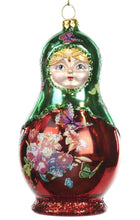 Lade das Bild in den Galerie-Viewer, Matrjoschka Puppe in grün/rot glänzend aus Glas Mundgeblasener Weihnachtsschmuck Kunsthandel Rueckeshaeuser
