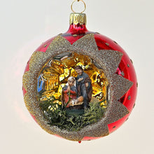 Lade das Bild in den Galerie-Viewer, Mundgeblasene rote Weihnachtskugel, Heilige Familie, 8 cm Mundgeblasene Weihnachtskugel Kunsthandel Rueckeshaeuser

