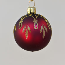 Lade das Bild in den Galerie-Viewer, Mundgeblasene Weihnachtskugel / bordeaux matt 4 cm mit Girlande Mundgeblasene Weihnachtskugel Kunsthandel Rueckeshaeuser
