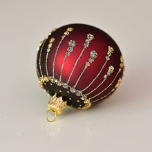 Lade das Bild in den Galerie-Viewer, Mundgeblasene Weihnachtskugel, bordeauxrot matt mit goldenen Pünktchen, 6 cm Mundgeblasener Weihnachtsschmuck Kunsthandel Rueckeshaeuser
