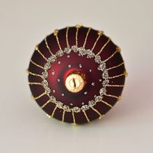 Lade das Bild in den Galerie-Viewer, Mundgeblasene Weihnachtskugel, bordeauxrot matt mit goldenen Pünktchen, 6 cm Mundgeblasener Weihnachtsschmuck Kunsthandel Rueckeshaeuser

