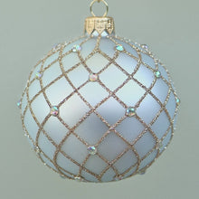 Lade das Bild in den Galerie-Viewer, Mundgeblasene Weihnachtskugel, eisblau matt, mit klassischem Rautenmuster, 8 cm Mundgeblasene Weihnachtskugel Kunsthandel Rueckeshaeuser
