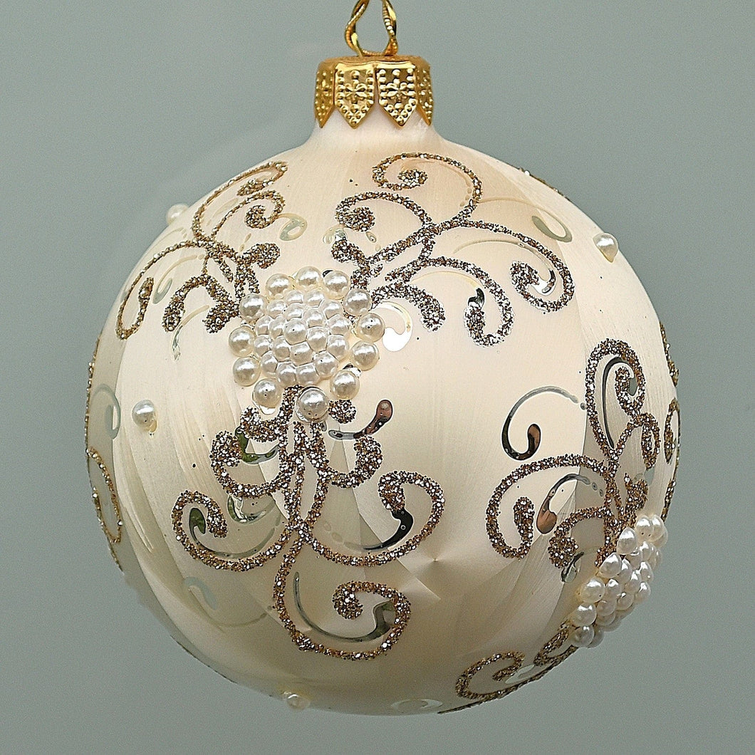 Mundgeblasene Weihnachtskugel, elfenbein matt mit Perlenblüten, 8 cm Mundgeblasene Weihnachtskugel Kunsthandel Rueckeshaeuser