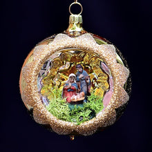 Lade das Bild in den Galerie-Viewer, Mundgeblasene Weihnachtskugel / Heilige Familie 8 cm / gold Mundgeblasene Weihnachtskugel Kunsthandel Rueckeshaeuser
