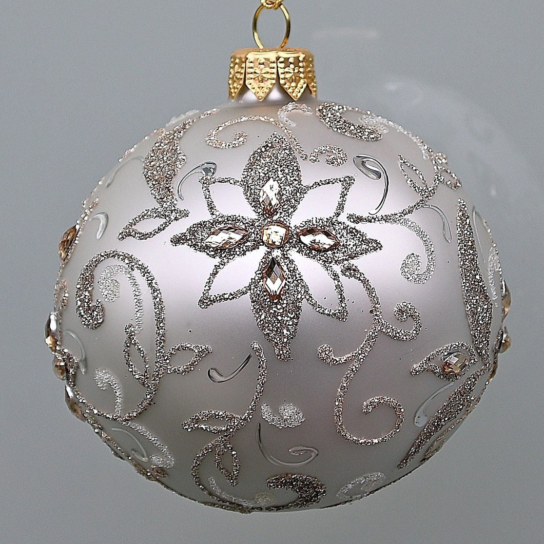 Mundgeblasene Weihnachtskugel, helles silber matt mit Blüten, 8 cm Mundgeblasene Weihnachtskugel Kunsthandel Rueckeshaeuser