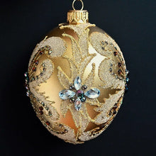 Lade das Bild in den Galerie-Viewer, Mundgeblasene Weihnachtskugel im Fabergé-Stil, gold matt 9 cm, klassisches Muster Mundgeblasene Weihnachtskugel Kunsthandel Rueckeshaeuser
