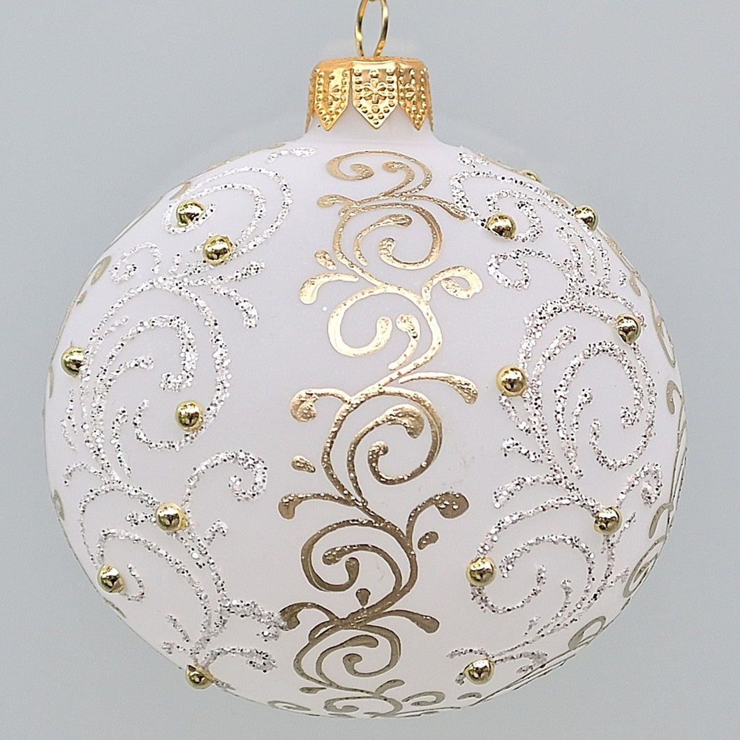 Mundgeblasene Weihnachtskugel, Milchglas mit klassischem Rankenmuster, 8 cm Mundgeblasene Weihnachtskugel Kunsthandel Rueckeshaeuser