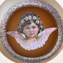 Lade das Bild in den Galerie-Viewer, Mundgeblasene Weihnachtskugel mit Papierengelchen &quot;Himmlisches Fest&quot;, 8 cm Mundgeblasene Weihnachtskugel Kunsthandel Rueckeshaeuser
