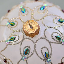 Lade das Bild in den Galerie-Viewer, Mundgeblasene Weihnachtskugel, zartes Milchglas mit Farbsteinen, 8 cm Mundgeblasene Weihnachtskugel Kunsthandel Rueckeshaeuser
