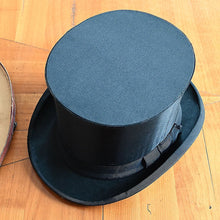 Lade das Bild in den Galerie-Viewer, Original Chapeau Claque, erste Hälfte des 20. Jahrhunders mit Hutschachtel Wohnaccessoires Kunsthandel Rueckeshaeuser
