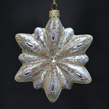 Lade das Bild in den Galerie-Viewer, Prachtvoller Stern aus Glas antiksilber perlmutt matt Mundgeblasener Weihnachtsschmuck Kunsthandel Rueckeshaeuser
