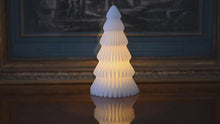Laden und Abspielen von Videos im Galerie-Viewer, Stimmungsvoll beleuchteter Weihnachtsbaum aus Wachs - Höhe 19 cm
