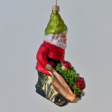 Lade das Bild in den Galerie-Viewer, Reizender Zwerg mit Schubkarre Mundgeblasener Weihnachtsschmuck Kunsthandel Rueckeshaeuser

