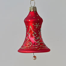 Lade das Bild in den Galerie-Viewer, Rote Glocke mit Tannenbäumen und Sternen Mundgeblasener Weihnachtsschmuck Kunsthandel Rueckeshaeuser
