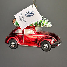 Lade das Bild in den Galerie-Viewer, Roter VW Käfer mit Weihnachtsbaum Mundgeblasener Weihnachtsschmuck Kunsthandel Rueckeshaeuser
