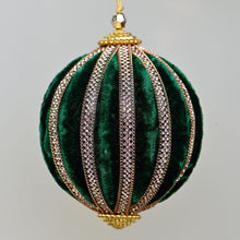 Lade das Bild in den Galerie-Viewer, Samtkugel in Melonenform, dunkelgrün, 10 cm Weihnachtskugel Kunsthandel Rueckeshaeuser
