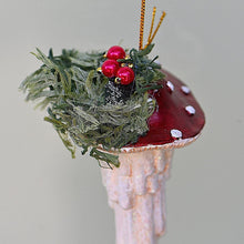 Lade das Bild in den Galerie-Viewer, Santa mit langem Bart und geschmücktem Pilzhut links Weihnachtsbaumschmuck Kunsthandel Rueckeshaeuser
