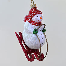 Lade das Bild in den Galerie-Viewer, Schneemann auf einem Schlitten Mundgeblasener Weihnachtsschmuck Kunsthandel Rueckeshaeuser
