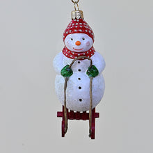 Lade das Bild in den Galerie-Viewer, Schneemann auf einem Schlitten Mundgeblasener Weihnachtsschmuck Kunsthandel Rueckeshaeuser
