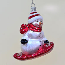 Lade das Bild in den Galerie-Viewer, Schneemann auf Snowboard Mundgeblasener Weihnachtsschmuck Kunsthandel Rueckeshaeuser
