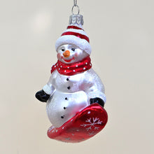 Lade das Bild in den Galerie-Viewer, Schneemann auf Snowboard Mundgeblasener Weihnachtsschmuck Kunsthandel Rueckeshaeuser
