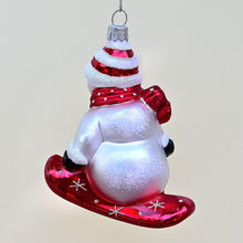 Lade das Bild in den Galerie-Viewer, Schneemann auf Snowboard Mundgeblasener Weihnachtsschmuck Kunsthandel Rueckeshaeuser
