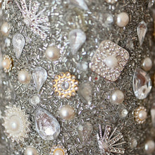Lade das Bild in den Galerie-Viewer, Silberne Juwelenpyramide, 36 cm Weihnachtsbaumschmuck Kunsthandel Rueckeshaeuser
