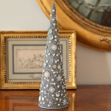 Lade das Bild in den Galerie-Viewer, Silberne Juwelenpyramide, 36 cm Weihnachtsbaumschmuck Kunsthandel Rueckeshaeuser
