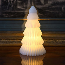 Lade das Bild in den Galerie-Viewer, Stimmungsvoll beleuchteter Weihnachtsbaum aus Wachs - Höhe 19 cm Weihnachtsdekoration Kunsthandel Rueckeshaeuser
