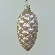 Lade das Bild in den Galerie-Viewer, Tannenzapfen / Eislack champagner / 8 cm Mundgeblasene Weihnachtskugel Kunsthandel Rueckeshaeuser
