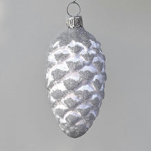 Lade das Bild in den Galerie-Viewer, Tannenzapfen / Eislack weiß 6 cm Mundgeblasene Weihnachtskugel Kunsthandel Rueckeshaeuser
