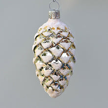Lade das Bild in den Galerie-Viewer, Tannenzapfen / helles gold glänzend 6 cm Mundgeblasene Weihnachtskugel Kunsthandel Rueckeshaeuser
