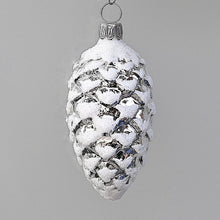 Lade das Bild in den Galerie-Viewer, Tannenzapfen / silber Schnee 6 cm Mundgeblasene Weihnachtskugel Kunsthandel Rueckeshaeuser
