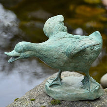 Lade das Bild in den Galerie-Viewer, Traumhafte Ente aus Bronze grün patiniert Gartendekoration Kunsthandel Rueckeshaeuser
